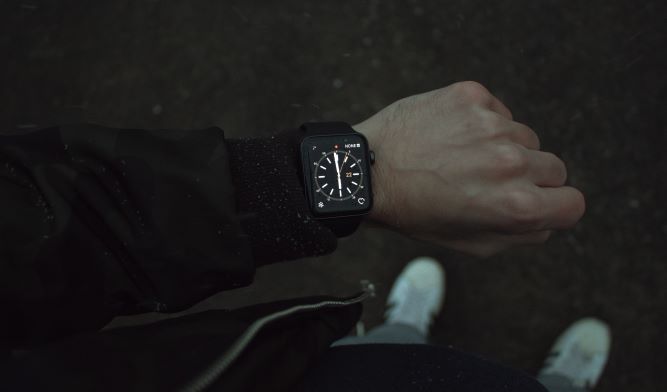 levá ruka s hodinkami